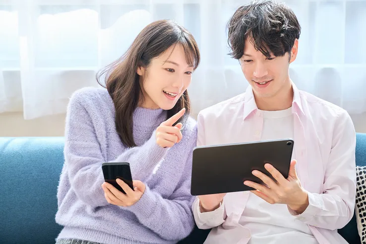 家族で見ながら話す様子