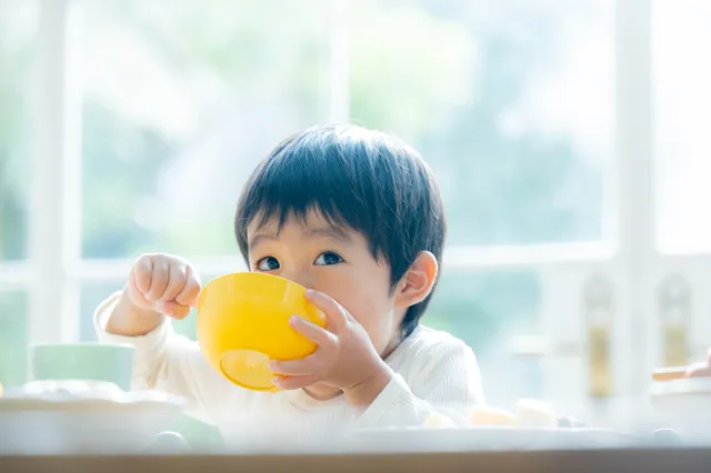 黄色いものを持つ子供